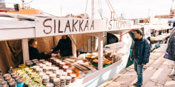 Helsingfors Strömmingsmarknad bjuder på höstlig marknadsstämning och fiskdelikatesser