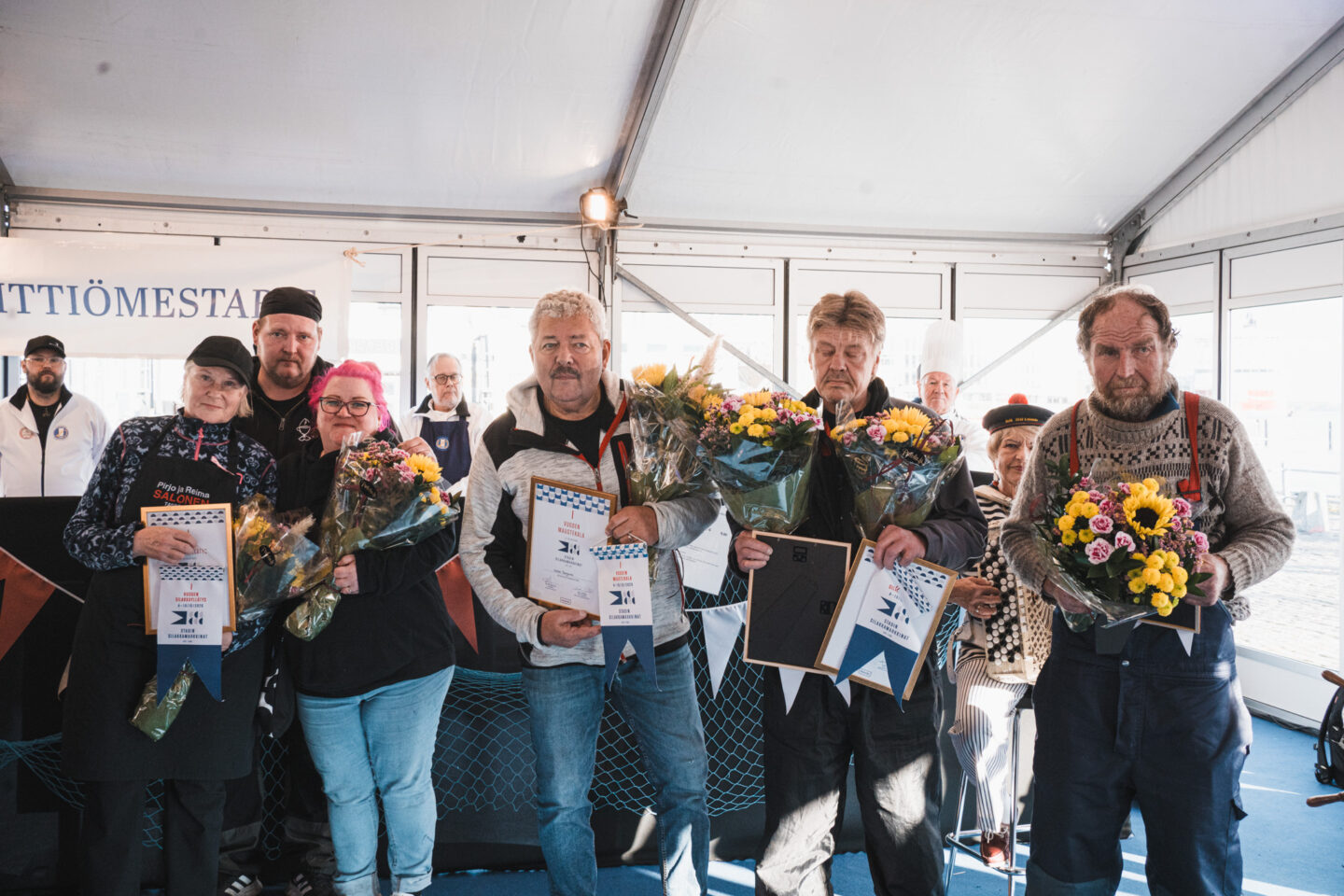Silakkaraati palkitsi tänä vuonna Pirjo ja Reima Salosen, Tommi Lillbergin, Pasi Jokinen ja Heidi Rantamäki Kasalan kahvila-ravintolasta, Hasse Bergmanin sekä Hannu Hellstenin. Kuvassa myös Suomen Gastronomien Seuran palkitseman vuoden silakka-annoksen loihtinut ravintola Sake Bar & Izakayan edustaja.